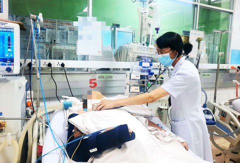 Bác sĩ thăm khám cho em N.H.N. (18 tuổi, Long An) sau 4 tuần điều trị tại Bệnh viện Bệnh nhiệt đới TP.HCM - Ảnh: THU HIẾN Bác sĩ thăm khám cho em N.H.N. (18 tuổi, Long An) sau 4 tuần điều trị tại Bệnh viện Bệnh nhiệt đới TP.HCM - Ảnh: THU HIẾN