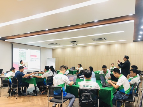Lương, thưởng có đủ sức "giữ chân" nhân sự? - Ảnh 1. Các khóa đào tạo được Nutifood triển khai liên tục để cập nhật kiến thức mới cho nhân sự - Ảnh: NUTIFOOD