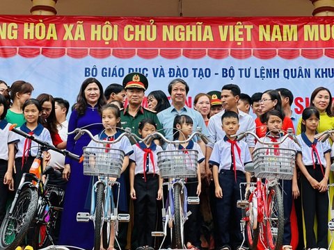 Bộ trưởng Nguyễn Kim Sơn và tư lệnh Quân khu 5 Thái Đại Ngọc tặng xe đạp cho học sinh - Ảnh: MINH PHƯƠNG Bộ trưởng Nguyễn Kim Sơn và tư lệnh Quân khu 5 Thái Đại Ngọc rất quan tâm về chất lượng giáo dục vùng xa vùng sâu, quan tâm điều kiện đến trường của học sinh. Trong ảnh: tặng xe đạp cho học sinh - Ảnh: MINH PHƯƠNG