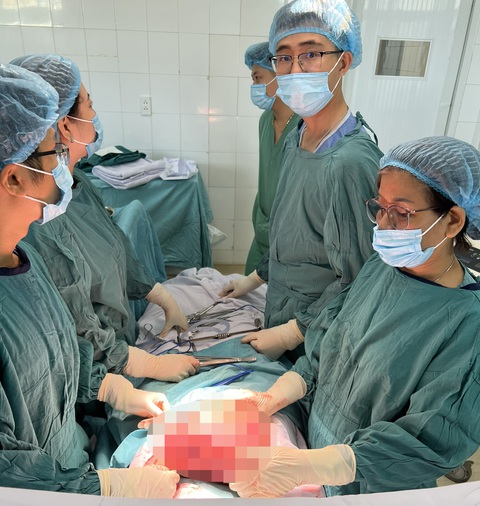 Phẫu thuật lấy khối u xơ tử cung nặng 7,3kg trong người một phụ nữ - Ảnh 1. Các bác sĩ phẫu thuật lấy khối u xơ tử cung nặng 7,3kg - Ảnh: Bệnh viện cung cấp