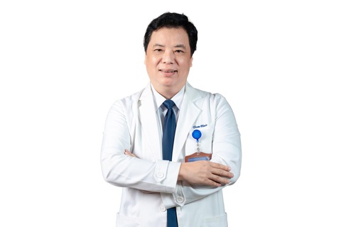 Loạt sao Việt đồng loạt ‘kết thân’ với chai dầu ăn - Ảnh 3. Tiến sĩ, bác sĩ Trương Hồng Sơn - phó tổng thư ký Tổng hội Y học Việt Nam, viện trưởng Viện Y học ứng dụng Việt Nam (VIAM)