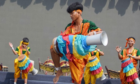 Núi Bà Đen Tây Ninh - lựa chọn “giờ chót” dịp 2-9 năm nay - Ảnh 2. Điệu múa trống Chhay dăm sẽ được trình diễn dịp 2-9 tại núi Bà Đen - Ảnh: NGUYỄN MINH TÚ
