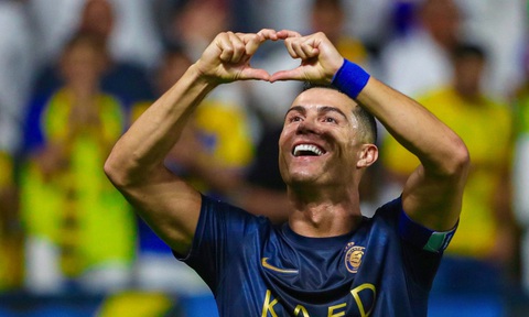 Điểm tin thể thao sáng 30-8: Ronaldo lập cú đúp cho Al Nassr - Ảnh 1. Niềm vui của Ronaldo sau khi ghi bàn vào lưới Al Shabab - Ảnh: ANFC