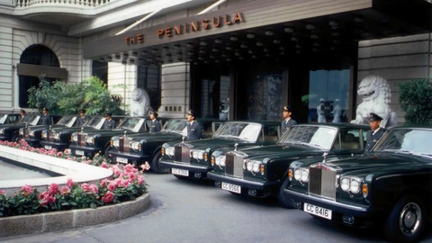 Tiền mua Rolls-Royce Amethyst Droptail mua được những gì? - Ảnh 2. Đội hình đưa đón toàn Rolls-Royce Phantom của khách sạn The Peninsula liên tục được cập nhật qua từng năm nhưng chỉ có tối đa 14 xe, nghĩa là chưa bằng 1/3 số tiền phải bỏ ra để mua một mình Droptail - Ảnh: Drive