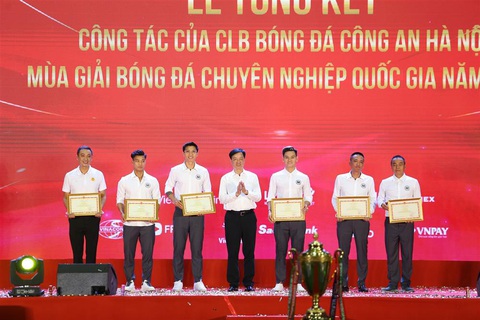 Văn Hậu, Văn Thanh, Tấn Tài nhận bằng khen của Bộ trưởng Bộ Công An - Ảnh 3. Thứ trưởng Nguyễn Duy Ngọc (giữa) đại diện Bộ Công an tặng bằng khen của bộ trưởng cho 6 thành viên CLB - Ảnh: BCA