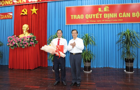 An Giang bổ nhiệm giám đốc Sở Tài nguyên và Môi trường mới - Ảnh 1. Ông Thái Minh Hiển - bí thư Đảng ủy khối (bên trái) - được điều động, bổ nhiệm giữ chức giám đốc Sở Tài nguyên và Môi trường - Ảnh: Tỉnh ủy An Giang
