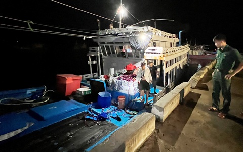Tàu Trung Quốc truy đuổi tàu cá Việt Nam ở Hoàng Sa, phun vòi rồng làm 2 ngư dân bị thương - Ảnh 6. Tàu cá QNg 90495 TS về đến cảng Sa Kỳ, trình báo với cơ quan chức năng tối 29-8 - Ảnh: T.M.