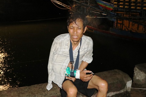 Tàu Trung Quốc truy đuổi tàu cá Việt Nam ở Hoàng Sa, phun vòi rồng làm 2 ngư dân bị thương - Ảnh 1. Ngư dân Hoanh bị gãy tay, đau đớn khi về đến bờ trình báo với biên phòng - Ảnh: T.M.