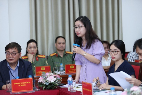 Thay đổi thông thoáng về thủ tục visa, khách quốc tế đến Việt Nam tăng mạnh - Ảnh 3. Đại diện đại sứ quán một số nước đặt câu hỏi về những quy định mới liên quan thủ tục visa tại buổi họp báo - Ảnh: NAM ANH
