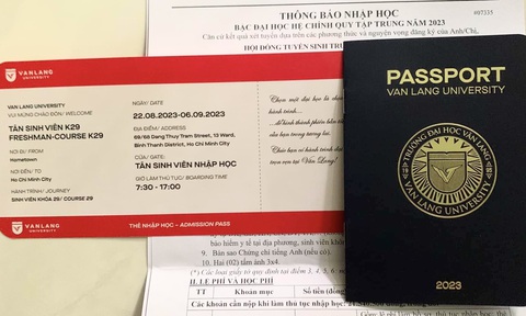 Giấy báo nhập học xịn xò khiến tân sinh viên 'quắn quéo' - Ảnh 4. Vé lên chuyến bay nhập học kèm những lời nhắn nhủ từ trường - Ảnh: N.N.