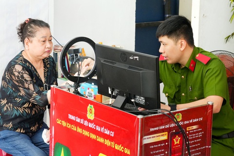 Công an viên làm thủ tục định danh mức 2 cho người dân ở quận Tân Phú, TP.HCM - Ảnh: HỮU HẠNH Công an viên làm thủ tục định danh mức 2 cho người dân ở quận Tân Phú, TP.HCM - Ảnh: HỮU HẠNH
