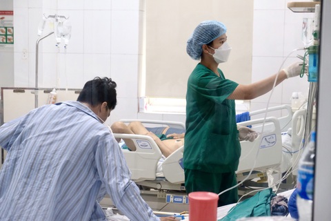 Bệnh nhân sốt xuất huyết điều trị tại Bệnh viện Bệnh nhiệt đới trung ương - Ảnh: NGUYÊN BẢO Bệnh nhân sốt xuất huyết điều trị tại Bệnh viện Bệnh nhiệt đới trung ương - Ảnh: NGUYÊN BẢO