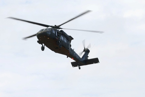 Một chiếc UH-60M Black Hawk chuẩn bị hạ cánh trong cuộc tập trận ở Tân Trúc, Đài Loan, ngày 29-10-2020 - Ảnh: REUTERS Một chiếc UH-60M Black Hawk chuẩn bị hạ cánh trong cuộc tập trận ở Tân Trúc, Đài Loan, ngày 29-10-2020 - Ảnh: REUTERS