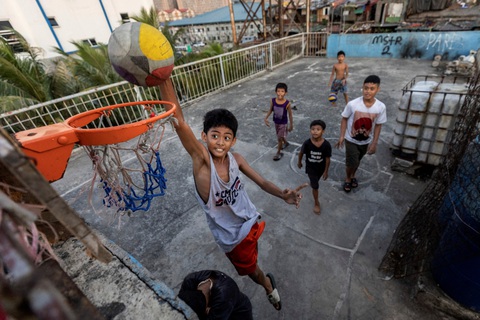 Bóng rổ là môn thể thao rất phổ biến tại Philippines, giống như đấm bốc. Nó được chơi ở bất cứ đâu và dường như ai cũng biết chơi. Trong hình, các em trai ở khu ổ chuột tại Tondo, Manila đang chơi trên sân bóng rổ được thiết kế ngay trên mái nhà - Ảnh: REUTERS Bóng rổ là môn thể thao rất phổ biến tại Philippines, giống như đấm bốc. Nó được chơi ở bất cứ đâu và dường như ai cũng biết chơi. Trong hình, các em trai ở khu ổ chuột tại Tondo, Manila đang chơi trên sân bóng rổ được thiết kế ngay trên mái nhà - Ảnh: REUTERS
