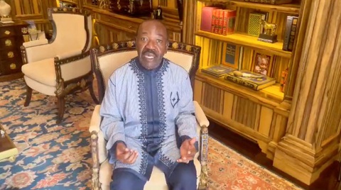Tổng thống Gabon Ali Bongo đưa ra tuyên bố thông qua một video từ một địa điểm bí mật, sau khi quân đội Gabon nắm quyền, ngày 30-8 - Ảnh: REUTERS Tổng thống Gabon Ali Bongo đưa ra tuyên bố thông qua video từ một địa điểm bí mật, sau khi quân đội Gabon nắm quyền, ngày 30-8 - Ảnh: REUTERS