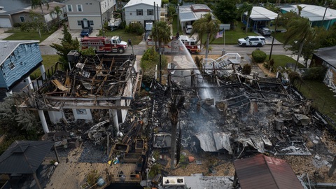 Lính cứu hỏa dập tắt đám cháy âm ỉ sau cơn bão Idalia ở Hudson, Florida, Mỹ, ngày 30-8 - Ảnh: REUTERS Lính cứu hỏa dập tắt đám cháy âm ỉ sau cơn bão Idalia ở Hudson, Florida, Mỹ, ngày 30-8 - Ảnh: REUTERS