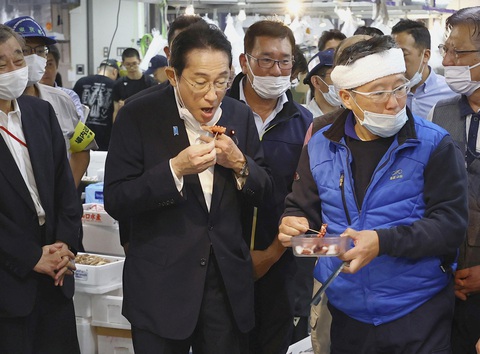 Thủ tướng Nhật Bản Fumio Kishida nếm thử hải sản từ vùng Fukushima trong chuyến thăm chợ cá Toyosu ở Tokyo ngày 31-8 - Ảnh: REUTERS Thủ tướng Nhật Bản Kishida Fumio nếm thử hải sản từ vùng Fukushima trong chuyến thăm chợ cá Toyosu ở Tokyo ngày 31-8 - Ảnh: REUTERS