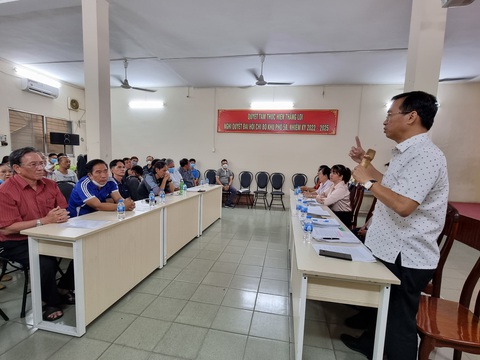 TP.HCM: Xử lý hành chính hơn 600 cá nhân né tránh thực thi công vụ - Ảnh 1. Chính quyền quận 5 đối thoại, vận động người dân di dời khỏi chung cư cũ 440 Trần Hưng Đạo - Ảnh: ÁI NHÂN