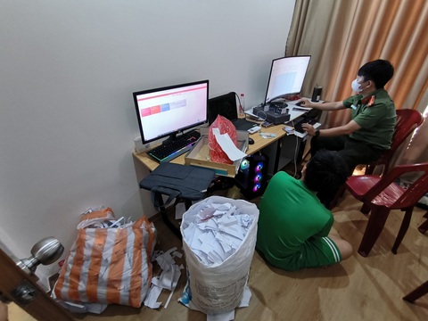 Phát hiện 2 đường dây mua hàng chục ngàn CCCD, sim rác, để mở tài khoản ngân hàng bán kiếm lời - Ảnh 1. Lực lượng công an kiểm tra, thu giữ các tài liệu liên quan - Ảnh: H.B.