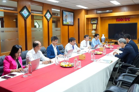 Tổng lãnh sự Nhật Bản tại TP.HCM thăm báo Tuổi Trẻ - Ảnh 2. Lãnh đạo báo Tuổi Trẻ tiếp đón Tổng lãnh sự Nhật Bản Ono Masuo - Ảnh: HỮU HẠNH