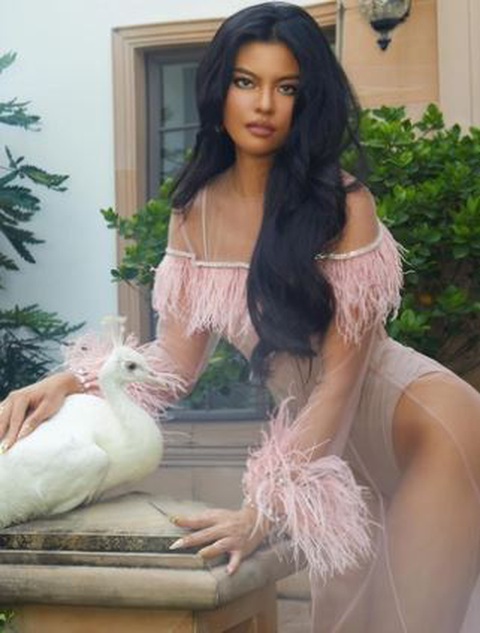 Á hậu Phương Thảo công khai ủng hộ 'sugar baby' - Ảnh 2. Nàng á hậu thạc sĩ nhận chỉ trích không ngừng về quan điểm "sugar baby".