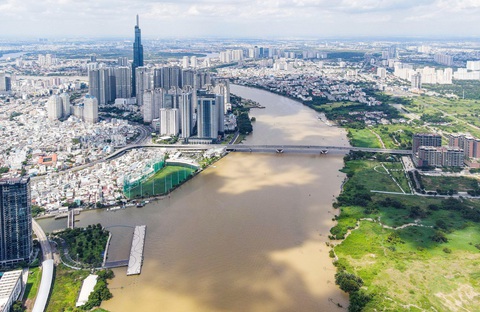 Bờ sông Sài Gòn phía Thủ Thiêm nhếch nhác sẽ được cải tạo thành nơi vui chơi - Ảnh 1. TP.HCM nghiên cứu cải tạo bờ sông Sài Gòn phía bờ Thủ Thiêm để tương quan với bờ phía bến Bạch Đằng - Ảnh: CHÂU TUẤN
