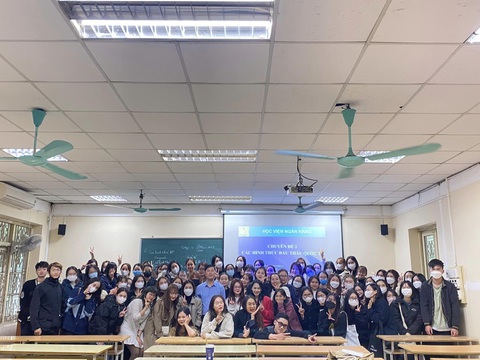 Học viện Ngân hàng: Chương trình đào tạo kết nối tri thức và thực tiễn - Ảnh 3. Lê Minh Thoa - Giám đốc quản lý dự án, Công ty cổ phần CONINCO Công nghệ xây dựng và Môi trường cùng thầy trò Khoa Kinh tế trong chuyên đề "Các hình thức đấu thầu quốc tế"