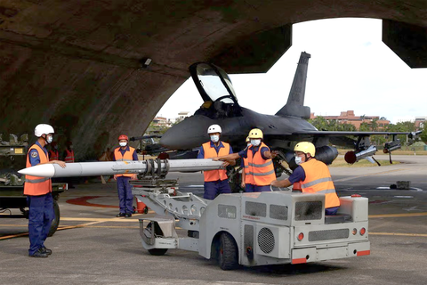 Tên lửa không đối không AIM-120 của Mỹ tại Đài Loan năm 2022 - Ảnh: REUTERS Tên lửa không đối không AIM-120 của Mỹ tại Đài Loan năm 2022 - Ảnh: REUTERS