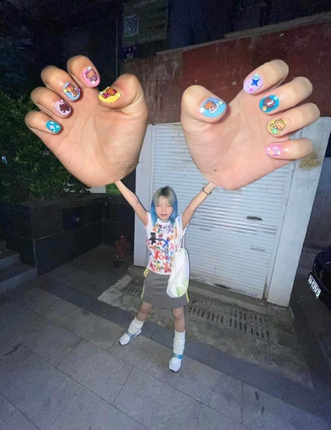 Ảnh vui 31-8: Cách để khoe bộ nail mới làm - Ảnh 1. Hóa "người ngoài hành tinh" chỉ vì một bộ nail.