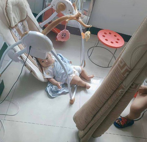 Ảnh vui 31-8: Cách để khoe bộ nail mới làm - Ảnh 6. Ông bà già bị lừa mua cái nôi dỏm rồi.