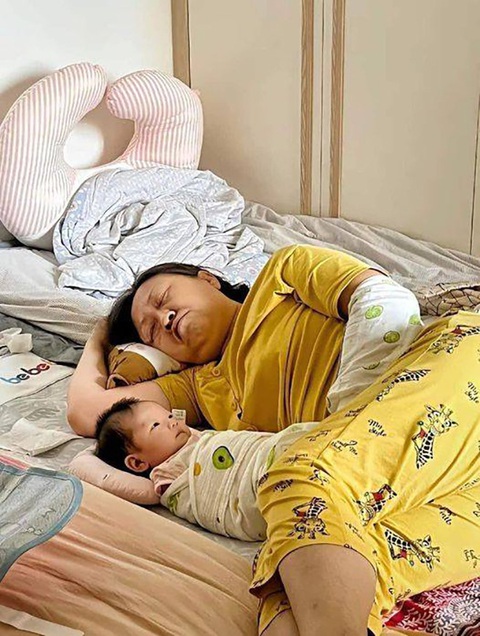 Ảnh vui 31-8: Cách để khoe bộ nail mới làm - Ảnh 5. Ru bà ngoại ngủ xong rồi, giờ mình làm gì ta?