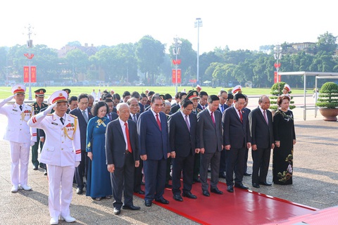 Lãnh đạo Đảng, Nhà nước vào viếng Lăng Bác nhân Quốc khánh 2-9 - Ảnh 1. Lãnh đạo, nguyên lãnh đạo Đảng, Nhà nước, Ủy ban Trung ương MTTQ Việt Nam đặt vòng hoa và vào Lăng viếng Chủ tịch Hồ Chí Minh - Ảnh: VGP