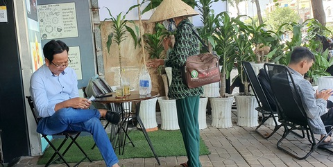 Miền Tây vé số ế ngày thứ Bảy - Ảnh 1. Các công ty xổ số đều nhận lại vé ế, nhưng người bán dạo trả vé số ế cho đại lý rất khó - Ảnh: LÊ DÂN