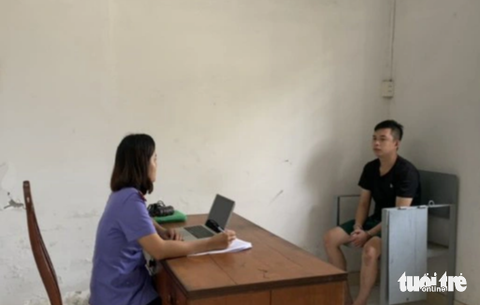 Khởi tố thanh niên chạy xe máy tông thiếu tá CSGT gãy xương hàm, thương tích 50% - Ảnh 1. Đại diện viện kiểm sát làm việc với Võ Nhựt Hùng - Ảnh: THU THẢO