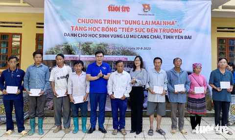 10 sổ tiết kiệm, 52 suất học bổng trị giá hàng trăm triệu đồng cho vùng lũ Mù Cang Chải - Ảnh 1. Bà Đỗ Thị Ngọc Hà - trưởng văn phòng đại diện báo Tuổi Trẻ tại Hà Nội và ông Hà Đức Hải - bí thư Tỉnh Đoàn Yên Bái trao 10 sổ tiết kiệm, mỗi sổ trị giá 30 triệu đồng cho 10 hộ dân - Ảnh: NGỌC QUANG