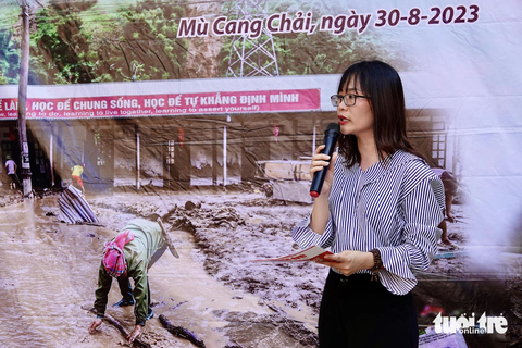 10 sổ tiết kiệm, 52 suất học bổng trị giá hàng trăm triệu đồng cho vùng lũ Mù Cang Chải - Ảnh 4. Nhà báo Đỗ Thị Ngọc Hà phát biểu tại buổi trao tặng - Ảnh: NGỌC QUANG