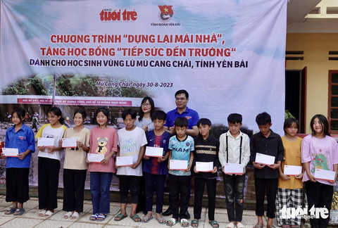 10 sổ tiết kiệm, 52 suất học bổng trị giá hàng trăm triệu đồng cho vùng lũ Mù Cang Chải - Ảnh 3. Đại diện báo Tuổi Trẻ và lãnh đạo Tỉnh Đoàn Yên Bái trao học bổng cho các em học sinh - Ảnh: NGỌC QUANG
