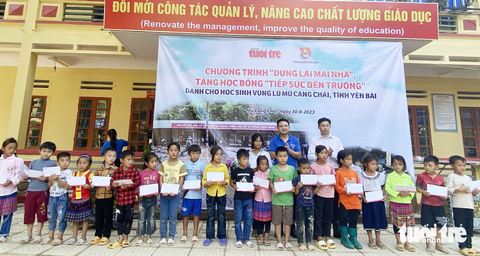 10 sổ tiết kiệm, 52 suất học bổng trị giá hàng trăm triệu đồng cho vùng lũ Mù Cang Chải - Ảnh 5. Lãnh đạo Tỉnh Đoàn Yên Bái, huyện Mù Cang Chải trao học bổng cho các em học sinh - Ảnh: NGỌC QUANG