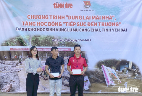 10 sổ tiết kiệm, 52 suất học bổng trị giá hàng trăm triệu đồng cho vùng lũ Mù Cang Chải - Ảnh 7. Đại diện báo Tuổi Trẻ trao kinh phí cho 2 trường học - Ảnh: NGỌC QUANG