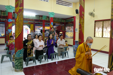 Ban Ái hữu Nghệ sĩ và các nghệ sĩ thực hiện lễ cúng trong mùa Vu lan - Ảnh: LINH ĐOAN Ban Ái hữu nghệ sĩ và các nghệ sĩ thực hiện lễ cúng trong mùa Vu lan tại chánh điện vừa được tu sửa - Ảnh: LINH ĐOAN