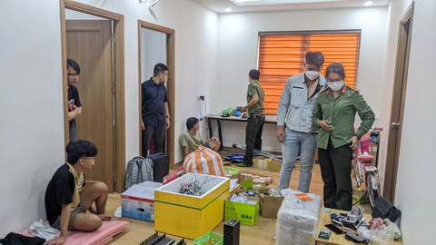 Phát hiện 2 đường dây mua hàng chục ngàn CCCD, sim rác, để mở tài khoản ngân hàng bán kiếm lời - Ảnh 2. Lực lượng công an đồng loạt kiểm tra tại hai căn hộ - Ảnh: H.B.