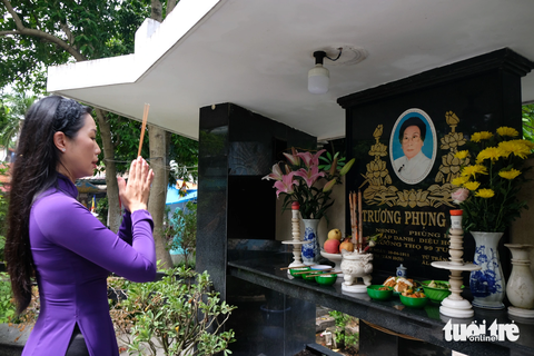 Nghệ sĩ Trịnh Kim Chi thắp nhang mộ nghệ sĩ tiền bối Phùng Há trong ngày làm lễ Vu lan - Ảnh: LINH ĐOAN Nghệ sĩ Trịnh Kim Chi thắp nhang mộ nghệ sĩ tiền bối Phùng Há trong ngày làm lễ Vu lan - Ảnh: LINH ĐOAN