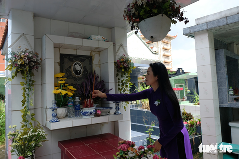 Trịnh Kim Chi thắp nhang cho người anh trong nghề, cố nghệ sĩ Lê Công Tuấn Anh - Ảnh: LINH ĐOAN Trịnh Kim Chi thắp nhang cho người anh trong nghề, cố nghệ sĩ Lê Công Tuấn Anh - Ảnh: LINH ĐOAN