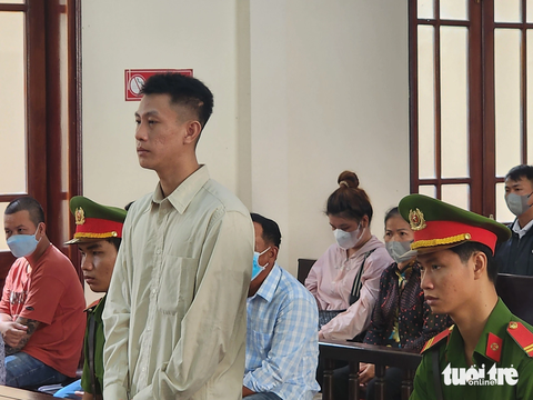 Đâm chết bạn nhậu chỉ vì mâu thuẫn trong việc ra về, lãnh 16 năm tù - Ảnh 1. Bị cáo Đỗ Phước Tài tại phiên tòa xét xử vụ đâm chết bạn nhậu - Ảnh: HOÀI THƯƠNG