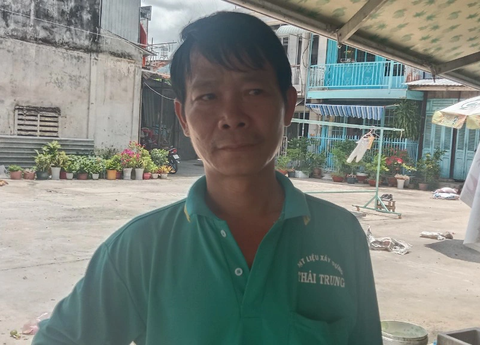 Dân buôn bán vui mừng vì phà Vàm Cống tái hoạt động - Ảnh 2. Ông Trần Minh Toàn vui mừng vì có dịp được làm ăn khi phà Vàm Cống tái hoạt động - Ảnh: CHÍ HẠNH