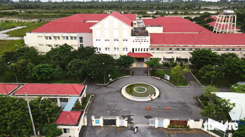 Toàn cảnh Bệnh viện huyện Cần giờ, nơi có cơ sở khang trang nhưng thiếu bác sĩ trầm trọng - Ảnh 2. Bệnh viện này như một công viên khi đài phun nước rộng ngay trước cổng, các lối đi rộng rãi thoáng mát với nhiều cây xanh lớn tạo bóng râm - Ảnh: DUYÊN PHAN