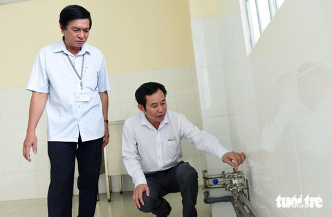 Toàn cảnh Bệnh viện huyện Cần Giờ, nơi có cơ sở khang trang nhưng thiếu bác sĩ trầm trọng - Ảnh 8. Hệ thống ống dẫn RO phục vụ cho quá trình chạy thận đã được lắp đặt nhưng không sử dụng suốt một thời gian dài. Và điều may mắn khi câu chuyện gian nan chạy thận của 41 bệnh nhân ở Cần Giờ được phản ánh, Bệnh viện Lê Văn Thịnh đã xung phong cử nhân lực và trang thiết bị thiết lập đơn vị chạy thận ở đây, dự kiến đầu tháng 10-2023 sẽ vận hành - Ảnh: DUYÊN PHAN