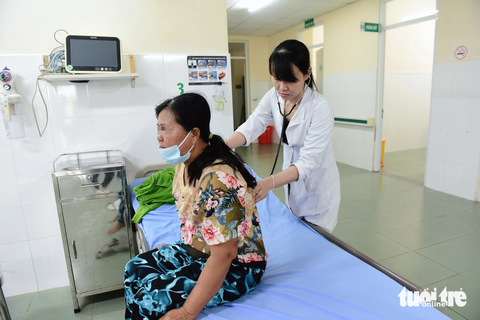 Toàn cảnh Bệnh viện huyện Cần Giờ, nơi có cơ sở khang trang nhưng thiếu bác sĩ trầm trọng - Ảnh 9. Quân số tại bệnh viện hiện chỉ có 17 bác sĩ, kể cả ban giám đốc. Thiếu bác sĩ nên cũng chỉ thực hiện sơ cứu cơ bản rồi chuyển tuyến trên - Ảnh: DUYÊN PHAN