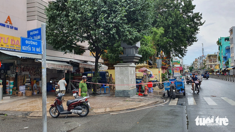 Mâu thuẫn 'giật cô hồn', nhóm thanh niên chém ba người nhập viện - Ảnh 1. Lực lượng chức năng đang truy xét nhóm thanh niên chém người nhập viện - Ảnh: MINH HÒA