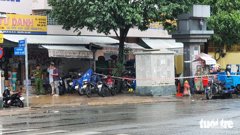 Mâu thuẫn 'giật cô hồn', nhóm thanh niên chém ba người nhập viện - Ảnh 2. Lực lượng chức năng phong tỏa, khám nghiệm hiện trường - Ảnh: MINH HÒA